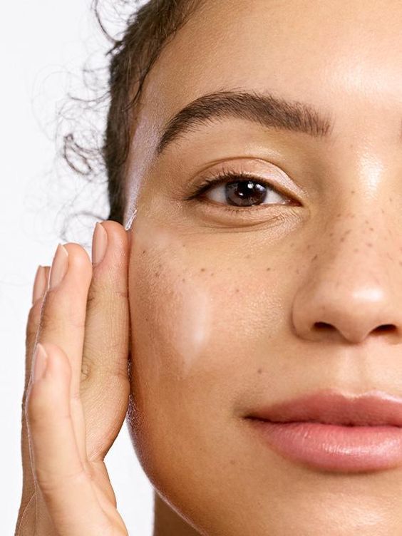 Why should I use a face moisturiser? - skinChemists